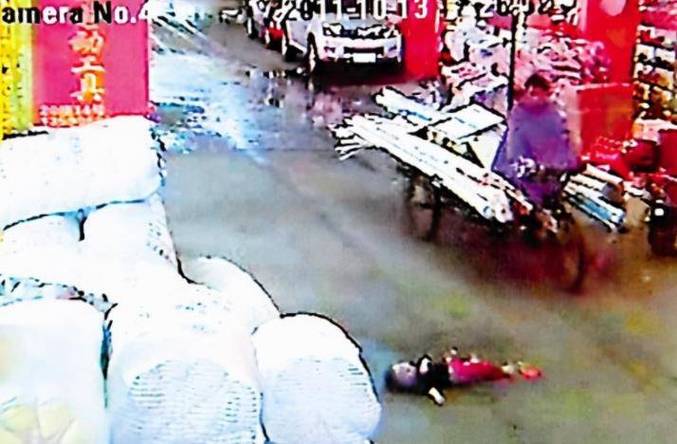 小悦悦事件详情：交通事故背后的社会道德反思与争议